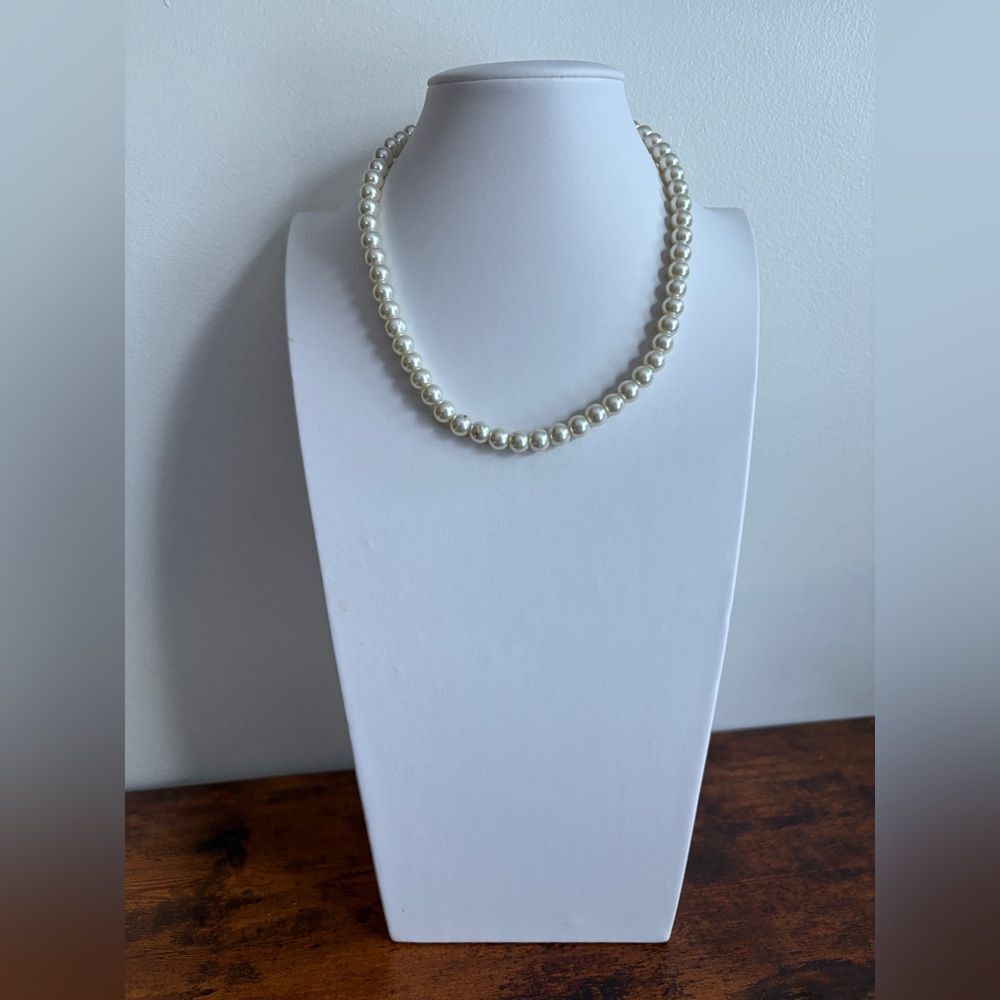 Elegant Fuax Pearl Necklace